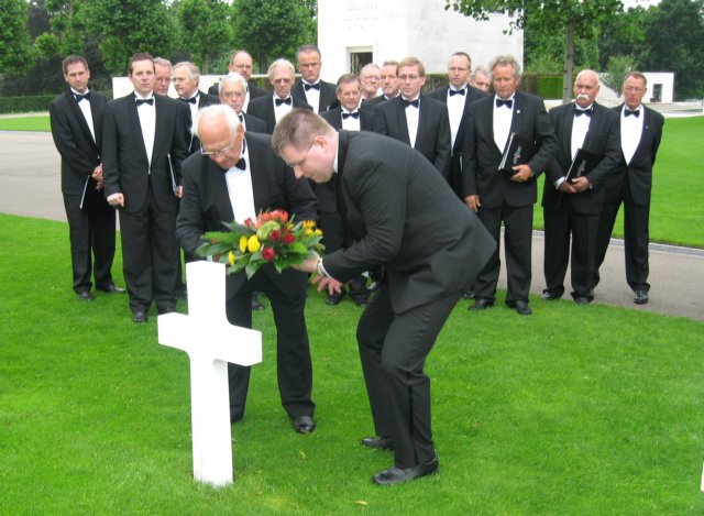 Limburg2007bloemstukvoordeonbekendesoldaat