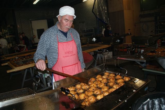 Oliebollenactie 2008mannenkoorbaktzebruin006