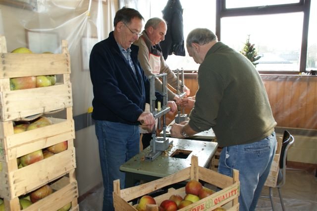 Oliebollenactie 2008mannenkoorzanglust002